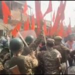 বাংলাদেশে সংখ্যালঘুদের উপর নির্যাতনের প্রতিবাদে খোয়াইয়ে বিশ্বহিন্দু পরিষদের বিক্ষোভ মিছিল, বিক্ষোভকারীদের সাথে ধস্তাধস্তি পুলিশের