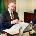 তড়িঘড়ি মার্কিন বাণিজ্য চুক্তিতে লাভের চেয়ে ছাড়ই বেশি দিল ঢাকা: বাংলাদেশি গণমাধ্যমের বিশ্লেষণ