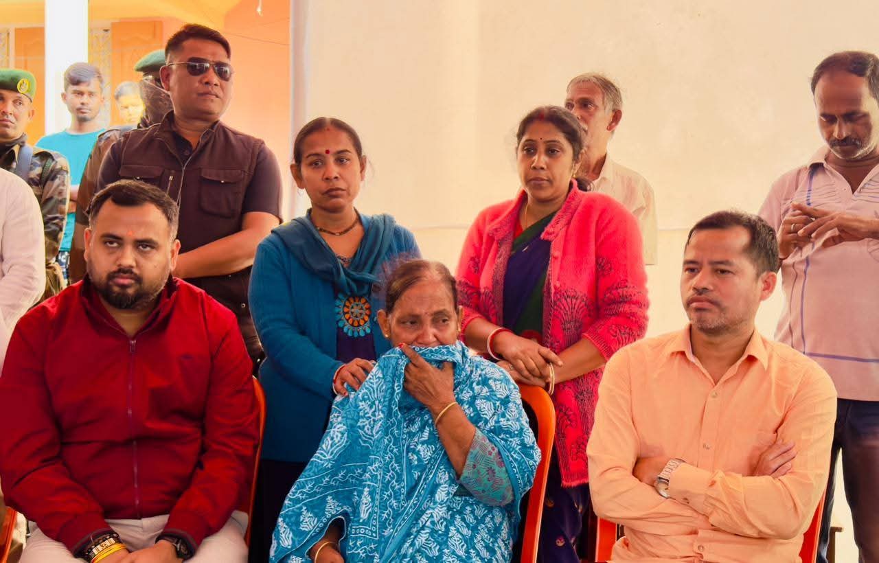মন্ত্রীর দেহরক্ষীর গাড়ির ধাক্কায় প্রাক্তন প্রধানশিক্ষকের মৃত্যু, শোকাহত পরিবারের পাশে মন্ত্রী শুক্লাচরণ নোয়াতিয়া