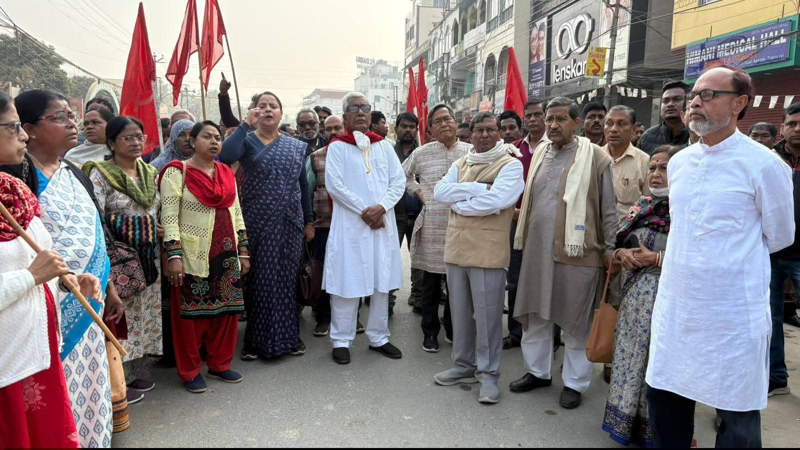 ধর্মঘটের সমর্থনে শহরে বামফ্রন্টের বিক্ষোভ মিছিল, ময়দানে মানিক সরকার ও বিরোধী দলনেতা