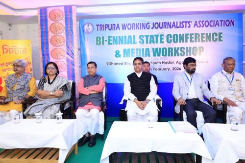 বর্তমান সময়ের সাথে সামঞ্জস্য রেখে সততা ও নিষ্ঠার সাথে সংবাদ পরিবেশন করতে হবে: মুখ্যমন্ত্রী