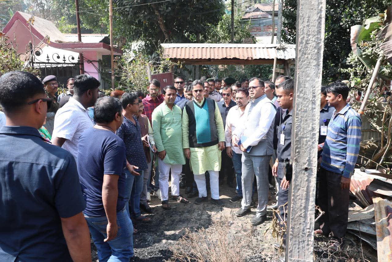 অগ্নিকাণ্ডে ক্ষতিগ্রস্ত পরিবারের পাশে মুখ্যমন্ত্রী, তুলে দিলেন আর্থিক সহায়তা