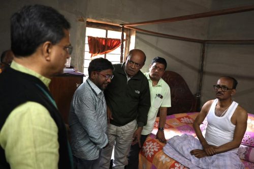 অসুস্থ কর্পোরেটরের খোঁজ নিতে বাড়িতে মুখ্যমন্ত্রী, চিকিৎসক হিসেবেও দিলেন পরামর্শ