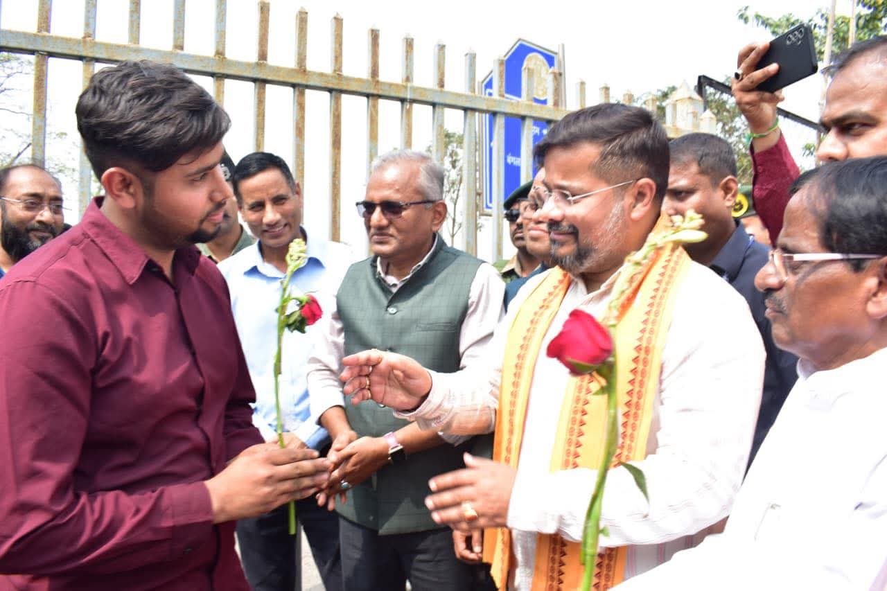 দীর্ঘ ১৮ মাস পর ফের চালু আগরতলা – কলকাতা ভায়া ঢাকা বাস পরিষেবা, যাত্রীদের স্বাগত জানিয়েছেন পরিবহন মন্ত্রী