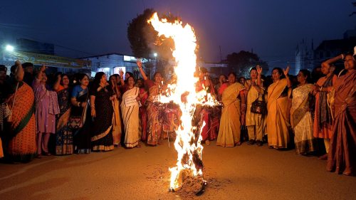 এআই সামিটে যুব কংগ্রেসের জামা খুলে প্রদর্শনী, আগরতলায় কংগ্রেস ভবনের সামনে রাহুলের কুশপুত্তলিকা পুড়িয়ে বিক্ষোভ বিজেপি মহিলা মোর্চার