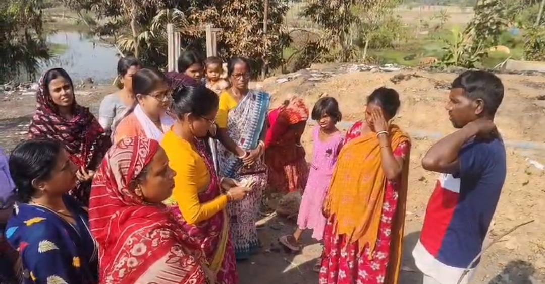 গৌরনগরে অগ্নিকাণ্ডে ক্ষতিগ্রস্ত দুই দিনমজুর পরিবারের পাশে এসএইচজি ভিলেজ ফেডারেশন