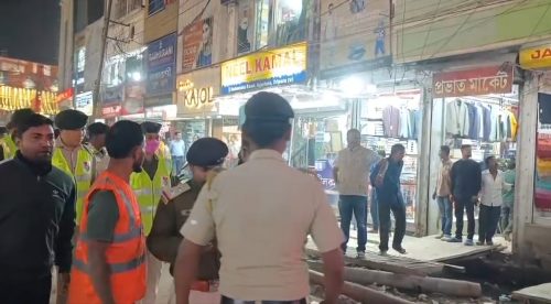 নিগম কর্মীকে মারধর সহ ট্রেড লাইসেন্স না থাকার অভিযোগে মা দুর্গা টেক্সটাইল সিল করল পুর নিগম