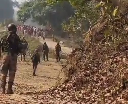 গাঁজা বিরোধী অভিযানে উত্তেজনা, আহত ৪ আসাম রাইফেল জওয়ান, পরিস্থিতি নিয়ন্ত্রণে শূন্যে গুলি