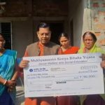 মুখ্যমন্ত্রী কন্যা বিবাহ যোজনায় সুবিধাভোগীর হাতে ৫০ হাজার টাকার চেক তুলে দিলেন মন্ত্রী টিংকু রায়