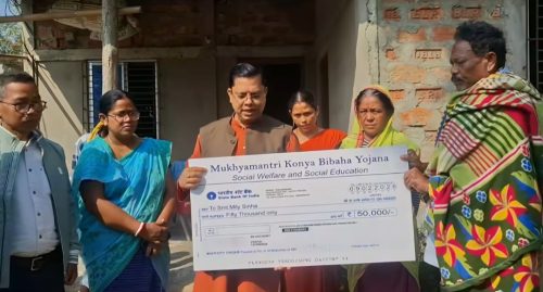 মুখ্যমন্ত্রী কন্যা বিবাহ যোজনায় সুবিধাভোগীর হাতে ৫০ হাজার টাকার চেক তুলে দিলেন মন্ত্রী টিংকু রায়