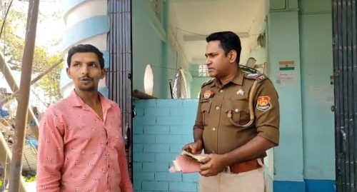 সততার উজ্জ্বল দৃষ্টান্ত টাকাভর্তি মানিব্যাগ উদ্ধার করে থানায় জমা দিলেন অটোচালক