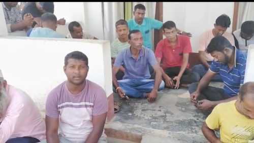 বন আধিকারিকের দপ্তরের সামনে ধর্না, সমাধান না হলে জাতীয় সড়ক অবরোধের হুঁশিয়ারি বিশালগড়ে