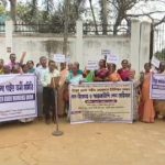 সার্কিট হাউস সংলগ্ন এলাকায় ছাঁটাই হওয়া কমিউনিটি হেলথ গাইডদের গণধর্না