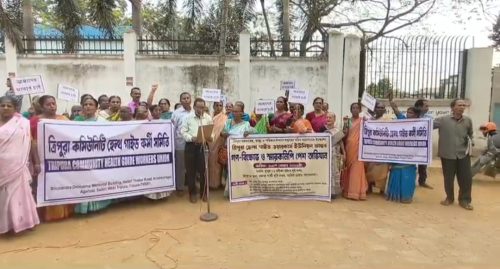 সার্কিট হাউস সংলগ্ন এলাকায় ছাঁটাই হওয়া কমিউনিটি হেলথ গাইডদের গণধর্না