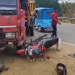 লরি ও বাইকের মুখোমুখি সংঘর্ষে আহত ২, চালক পলাতক