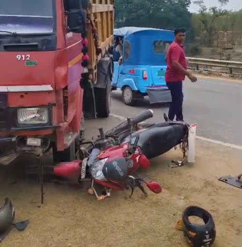লরি ও বাইকের মুখোমুখি সংঘর্ষে আহত ২, চালক পলাতক