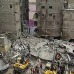 করাচিতে বহুতল ভবন ধসে মৃত বেড়ে ১৩, গ্যাস বিস্ফোরণের আশঙ্কা