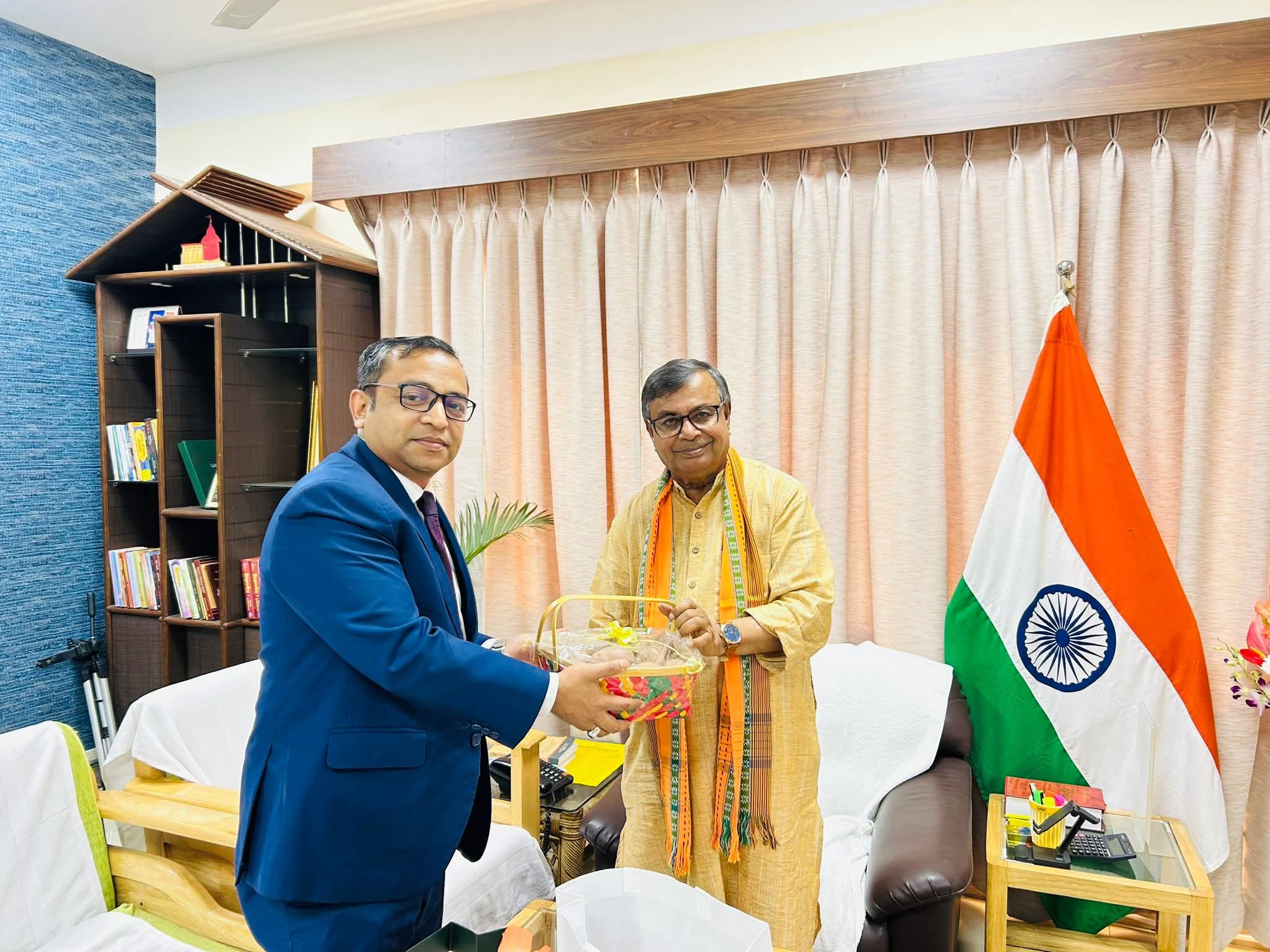 মন্ত্রী রতনলাল নাথের সঙ্গে সাক্ষাৎ করলেন আগরতলাস্থিত বাংলাদেশের সহকারী হাই কমিশনার