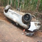 ভয়ঙ্করভাবে মাঝরাস্তায় উল্টে গেল বিলাশবহুল গাড়ি, অল্পেতে রক্ষা পেল চালক