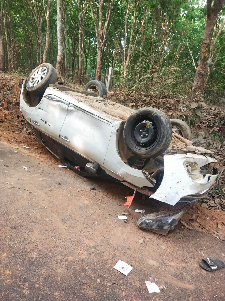 ভয়ঙ্করভাবে মাঝরাস্তায় উল্টে গেল বিলাশবহুল গাড়ি, অল্পেতে রক্ষা পেল চালক