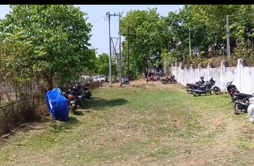 জাতীয় সড়কের পাশে বাইক-গাড়ি রাখা নিয়ে ক্ষোভ, টি এস আর বাহিনীর বিরুদ্ধে সরব গ্রামবাসী