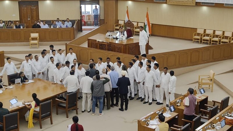 বেসরকারি বিশ্ববিদ্যালয় বিলের বিরোধিতায় বিধানসভায় বিরোধীদের ওয়াকআউট