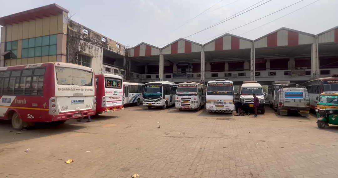 বাসে দুষ্কৃতীদের হামলা, প্রতিবাদে আগরতলা-কমলপুর রুটে যান চলাচল বন্ধ, হোলিতে বিপাকে যাত্রীরা