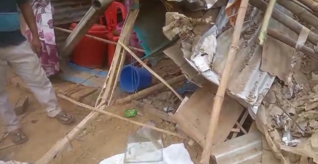 সাত সকালে রেস্তোরাঁ ভেঙে দিল বেপরোয়া গাড়ি, চাঞ্চল্য