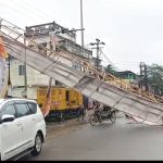 সামান্য দমকা হাওয়াতেই ভেঙে পড়ল তোরণ, অল্পের জন্য রক্ষা পথচারীরা