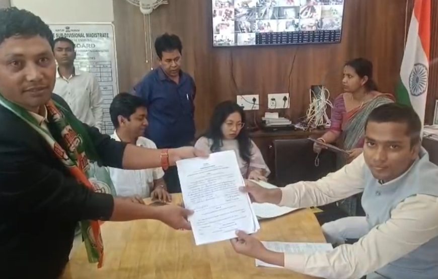 মিছিল করে মনোনয়ন দাখিল কংগ্রেস প্রার্থীদের, খোয়াইয়ে শক্তি প্রদর্শন