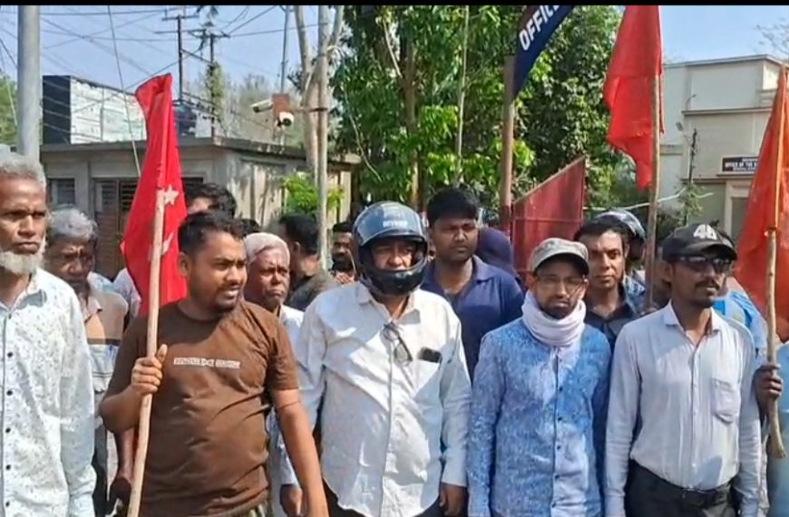 খেলনা পুতুল নিয়ে সিপিআই(এম)-এর অভিনব বিক্ষোভ, বিশালগড়ে এসডিপিও অফিসের সামনে প্রতিবাদ