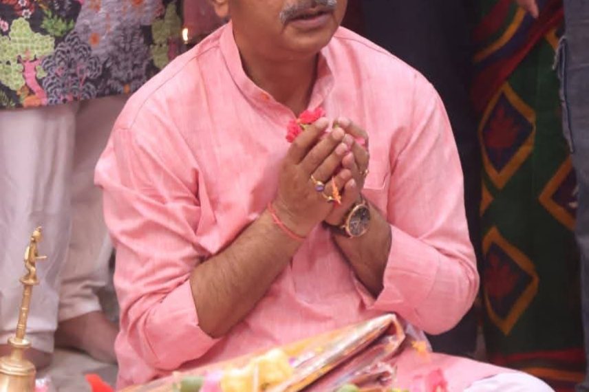 মহানবমীতে দুর্গাবাড়িতে ধর্মীয় আবহে বাসন্তী পূজা, ভক্তদের ঢল