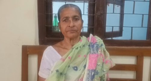 পথ হারিয়ে রেললাইনে দাঁড়িয়ে বৃদ্ধা, লোকোপাইলটের তৎপরতায় অল্পেতে রক্ষা