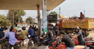 সোনামুড়ায় পেট্রোল কালোবাজারির অভিযোগ, আতঙ্কে ভিড় পাম্পে