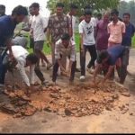রাস্তার নিম্নমানের কাজের অভিযোগে ক্ষোভে ফেটে পড়লেন গ্রামবাসী