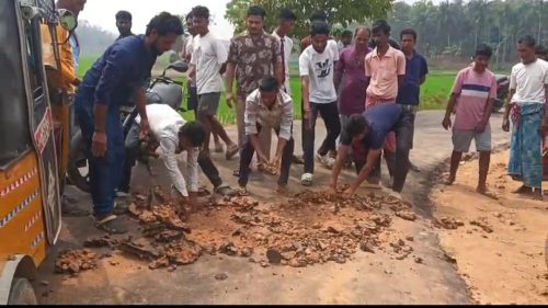 রাস্তার নিম্নমানের কাজের অভিযোগে ক্ষোভে ফেটে পড়লেন গ্রামবাসী