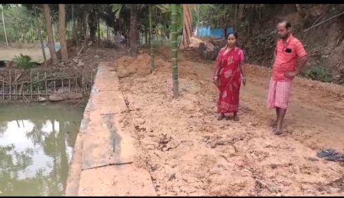 পশ্চিম পিলাক সাহা পাথর এলাকায় নিম্নমানের রাস্তা নির্মাণের অভিযোগ, ক্ষুব্ধ স্থানীয়রা