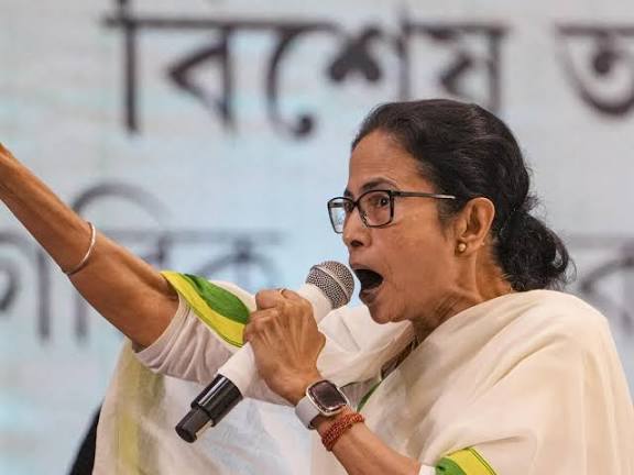 ধর্না মঞ্চে মোদীর সভার লিফলেট বিলির অভিযোগ, বিজেপিকে নিশানা মমতার