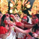 রাষ্ট্রীয় সালামিতে সন্ধ্যায় প্রতিমা নিরঞ্জন, আবেগে ভাসছে বিজয়া দশমী