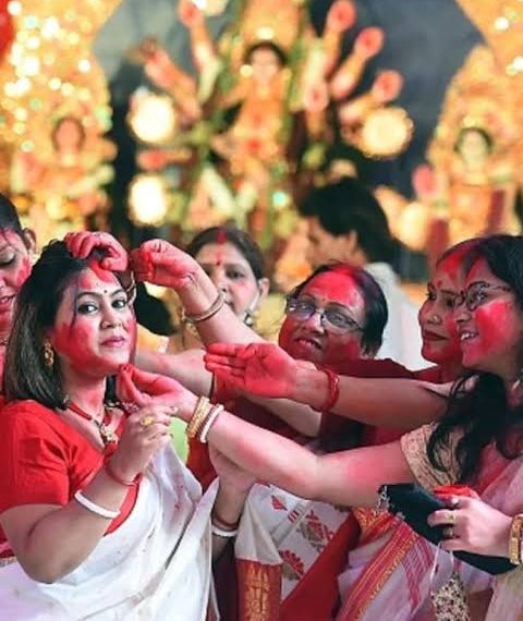 রাষ্ট্রীয় সালামিতে সন্ধ্যায় প্রতিমা নিরঞ্জন, আবেগে ভাসছে বিজয়া দশমী