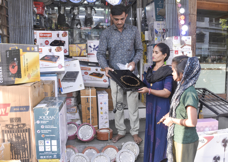 রান্নার গ্যাসের ব্যবহার কমাতে ইন্ডাকশন হিটার উৎপাদন বাড়ানোর পরিকল্পনা কেন্দ্রের