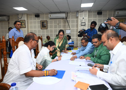 ভবানীপুরে মনোনয়ন জমা মমতার, প্রস্তাবকদের তালিকায় ‘কসমোপলিটান’ ছাপ