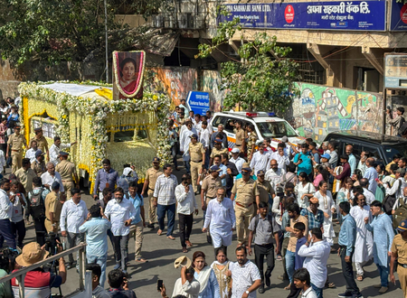 আশা ভোঁসলের শেষযাত্রা: রাষ্ট্রীয় মর্যাদায় শেষকৃত্য সম্পন্ন