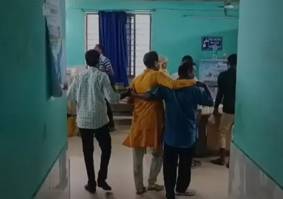 বাংলা ভোটে অশান্তি: ‘ঘিরে ধরে গাড়ি ভাঙচুর’, অভিযোগ বিজেপি এজেন্টের