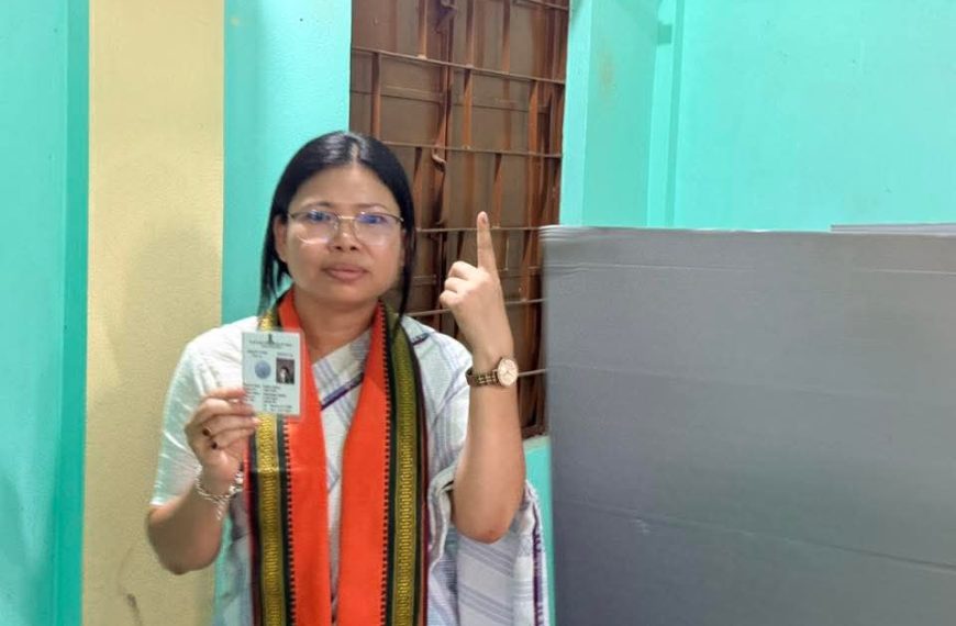 করমছড়া কেন্দ্রে ভোট দিলেন মন্ত্রী সান্তনা চাকমা, গণতান্ত্রিক প্রক্রিয়ায় অংশগ্রহণের আহ্বান