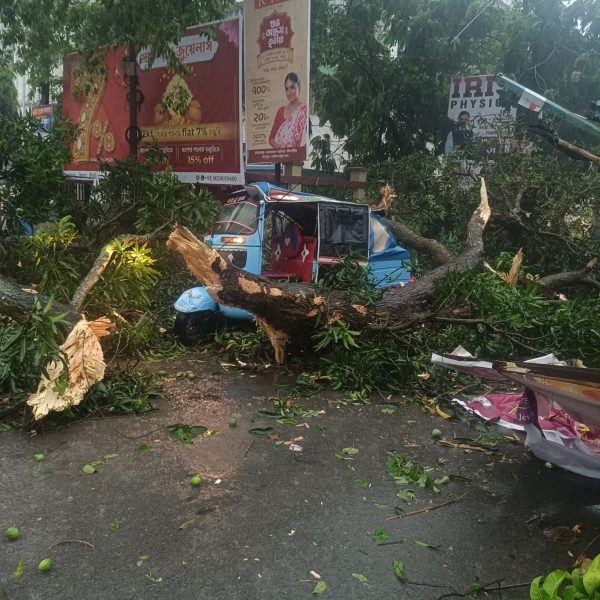 ঘণ্টাখানেকের বৃষ্টিতে ডুবল স্মার্ট সিটি, শহরে হাঁটু জল,&hellip;
