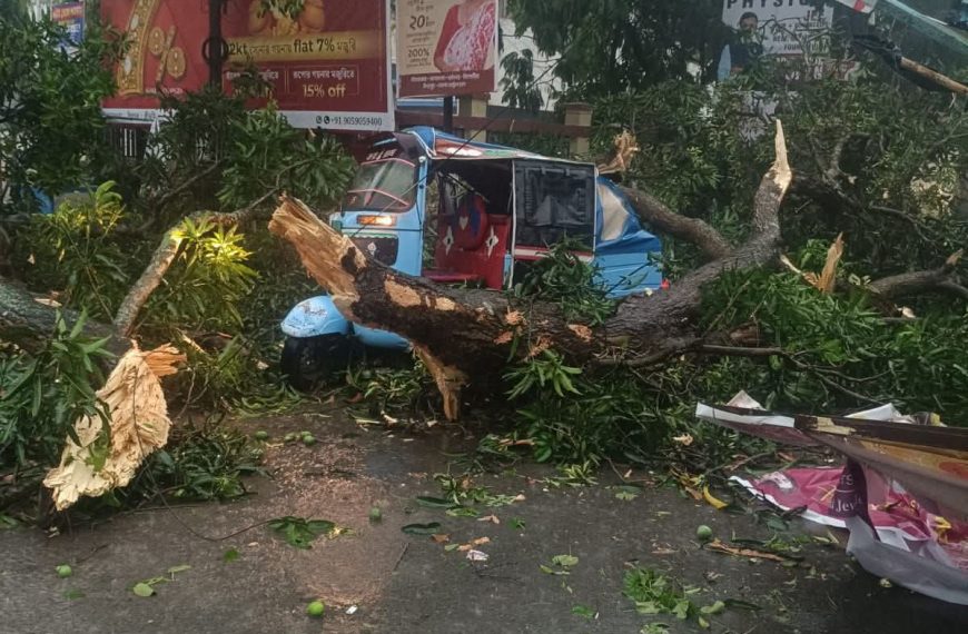 ঘণ্টাখানেকের বৃষ্টিতে ডুবল স্মার্ট সিটি, শহরে হাঁটু জল, জনদুর্ভোগ চরমে