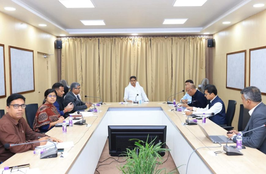 পুষ্পবন্ত প্রাসাদে হোটেল নির্মাণের বিষয়ে মুখ্যমন্ত্রীর সভাপতিত্বে বৈঠক অনুষ্ঠিত