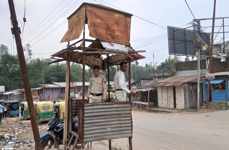 কল্যাণপুরে জরাজীর্ণ ট্রাফিক পোস্টে দায়িত্ব পালন, বাড়ছে দুর্ঘটনার আশঙ্কা