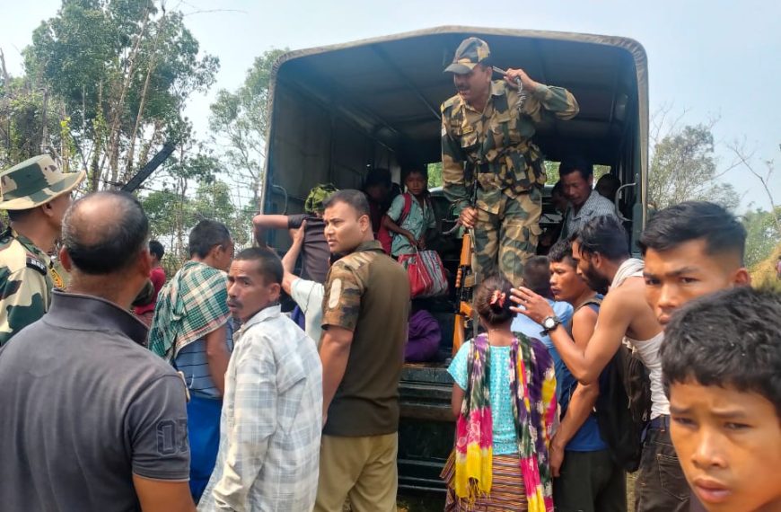 পথ দুর্ঘটনা: বিএসএফের তৎপরতায় প্রাণে রক্ষা ২২ যাত্রীর